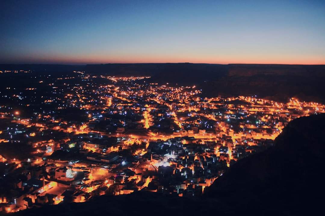 صورة ليلية لمدينة سيئون 